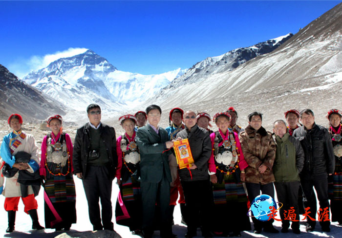 03 在珠穆朗玛冰川,湖北省委统战部海外中心主任朱正明向定日县县长王珅赠送关帝唐卡.jpg