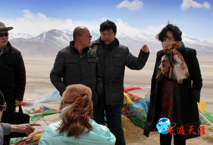 07 右起:崔玉晶女士、朱正明先生、王珅县长等在珠穆朗玛关帝庙遗址考察.jpg