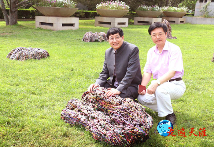 05 在北京大学铜艺术展览现场,朱炳仁(左)向朱正明讲述融铜艺术的故事.JPG