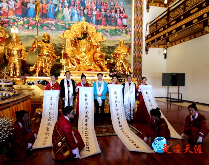 10 中国文学艺术基金会关公文化专项基金,向珠穆朗玛关帝庙赠送全国政协常委、中国书法家协会苏士澍主席、中国军事博物馆书画院副院长李洪海将军为珠穆朗玛关帝庙题写的金奖楹联.jpg