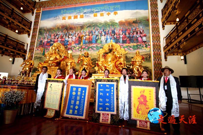 14 广东著名油画家苏英毅,青海关公文化促进会会长关瑞林向珠穆朗玛关帝庙赠送关公唐卡.jpg