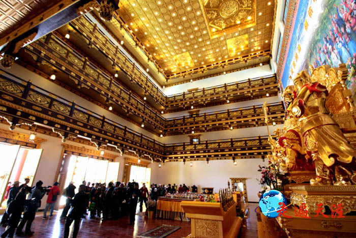 15 众嘉宾在珠穆朗玛关帝大殿,聆听关帝庙重建的精彩故事.jpg