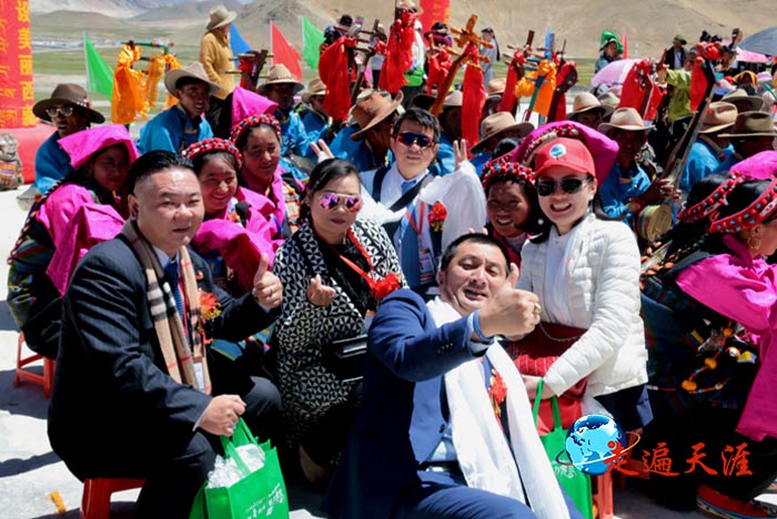 18 澳门、法国、新西兰等海外嘉宾,与定日藏族民众合影同庆.JPG