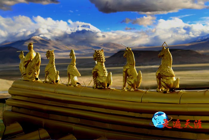 1 珠穆朗玛关帝金殿,与世界最高峰珠穆朗玛相映成辉.JPG