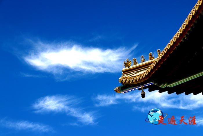 3 珠穆朗玛关帝飞檐,与世界屋脊湛蓝的天空.jpg