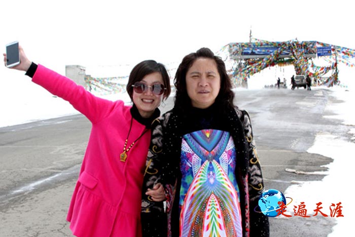 2 崔董(右)和定日县委宣传部沈洁在珠穆朗玛自然保护区海拔5100多米的加错拉山口.JPG