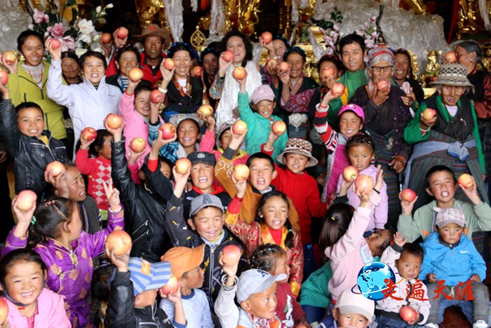 4 2019年国庆前夕,崔女士在珠穆朗玛关帝大殿,为藏族民众赠送食品水果.JPG