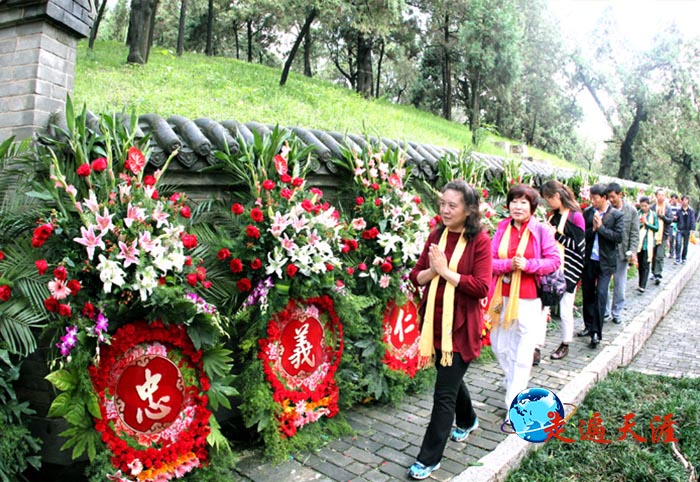 8 洛阳关林国际朝圣大典前夜,崔女士在关林周边摆满了花篮.jpg