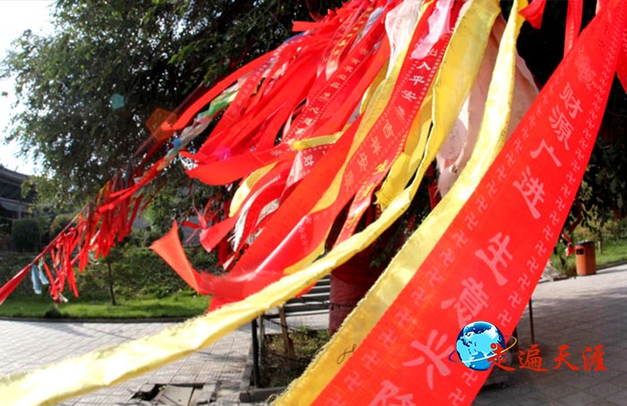 8 巴里坤县武圣堂前的祈愿树上,挂满了汉藏蒙回各民族的心愿.JPG