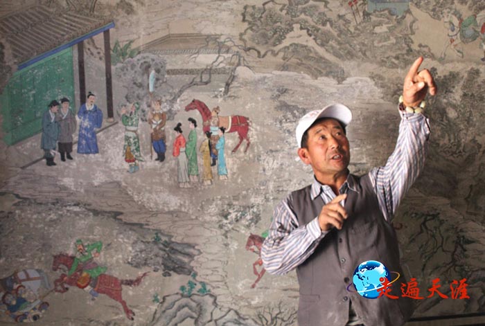 6 在奇台关帝大殿,守庙老汉吕振东介绍大殿珍贵壁画.JPG