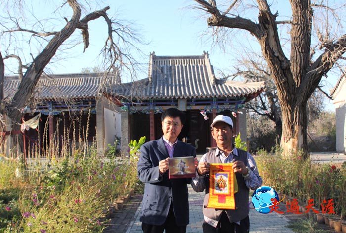 7 关帝殿前,朱正明向吕振东先生赠送西藏小唐卡和世界关帝像台历.JPG