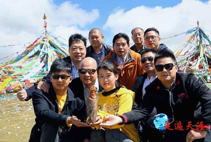 5 2020年9月,六省区关公文化考察团,在丝绸古道祁连山海拔3000多米的五彩经幡丛中,托起胡杨木雕刻的关公像,祈福世界疫情消散,牵手重振河山.jpg