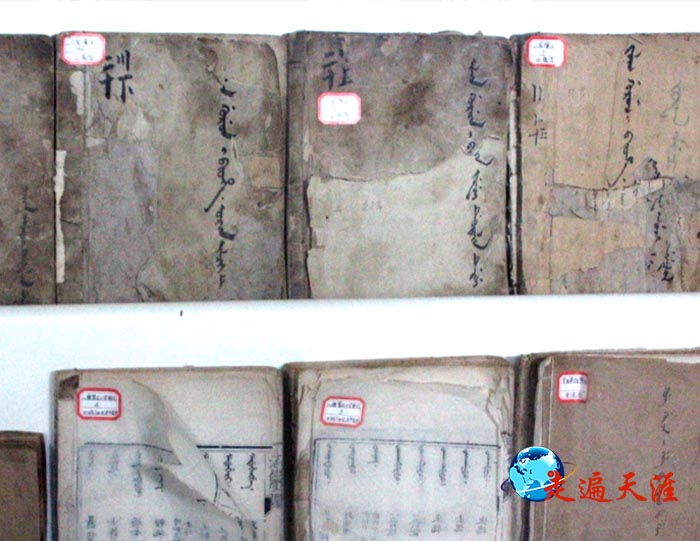 2 锡伯族民俗风情园,珍藏着锡伯族《三国演义》手抄本.JPG