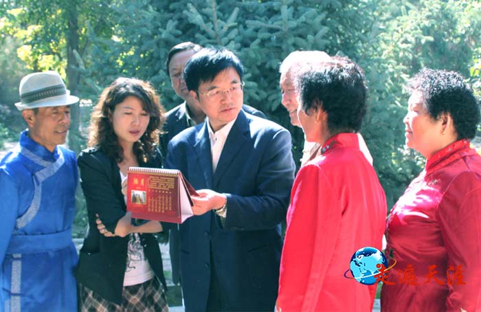 3 在新疆察布察尔锡伯族自治县,朱正明向锡伯族民众讲述雪山之外的关帝文化风情.JPG