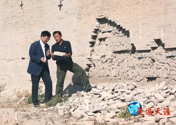 6 察布查尔县文物局负责人安素(右),向朱正明讲述锡伯族依拉齐牛录关帝庙的故事.JPG