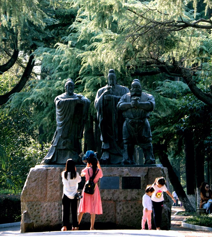 4 武漢長江北岸,龜山之巔的劉關張桃園結義群雕.jpg