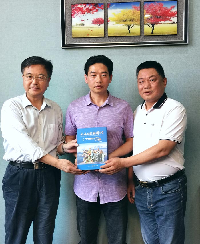 5 文化學者朱正明(左)向關洪波會長(中)贈送《走遍天涯訪關公》專著。右為湖北非洲商會副會長劉鬆旺先生.jpg