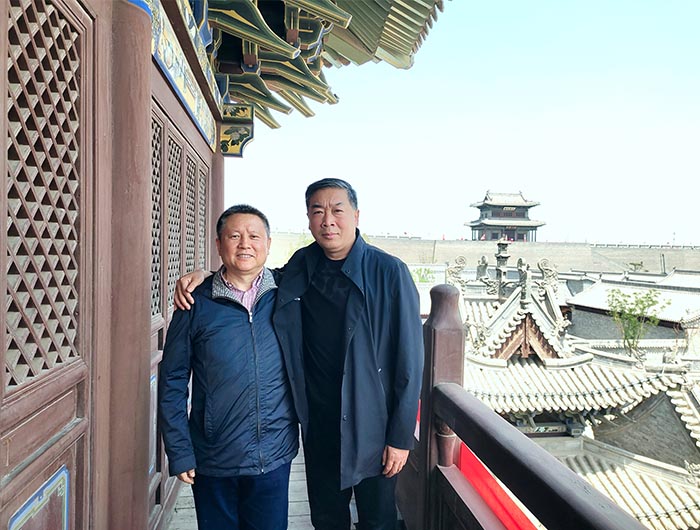 武凌雲先生(右)與山西關公文化研究會副會長郁旭光在春秋樓上.jpg