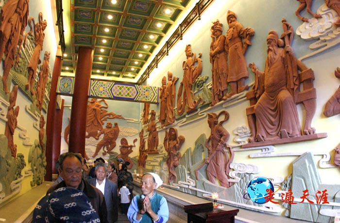 3 大理武庙大殿,关公与白族先祖供奉在一起.JPG