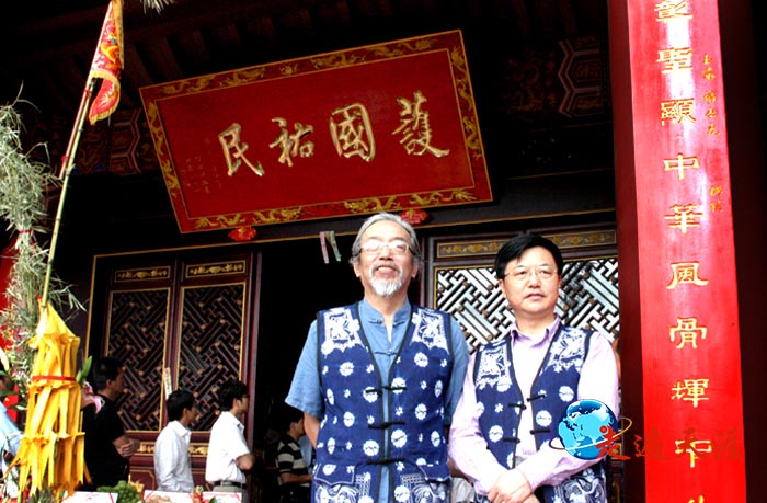 5 胡小伟、朱正明身着白族服装,在大理武庙大殿前合影.JPG