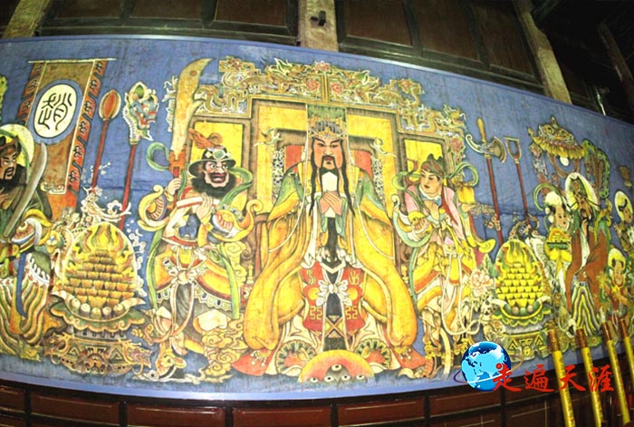 3 安顺武庙大殿一侧,展示苗族布依族蜡染关公财神图.jpg