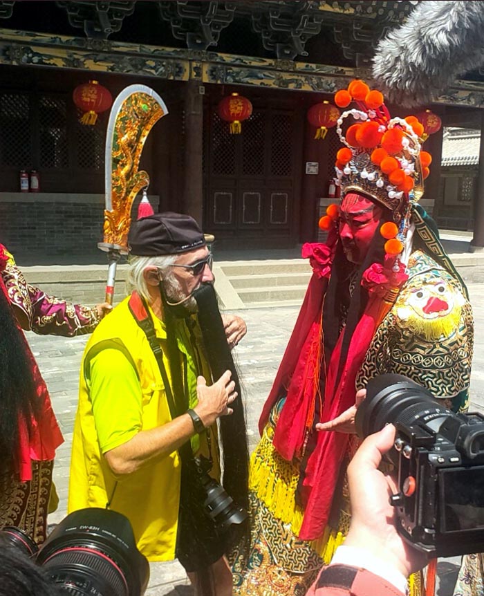 05 武陵云穿上关云长戏装,向彼得展示威武关公形象.jpg