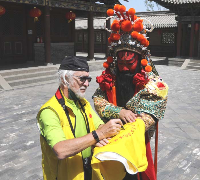 07 临行前,彼得依依不舍地在武陵云“太原市关公文化促进会”专用马甲上签下自己的名字.jpg