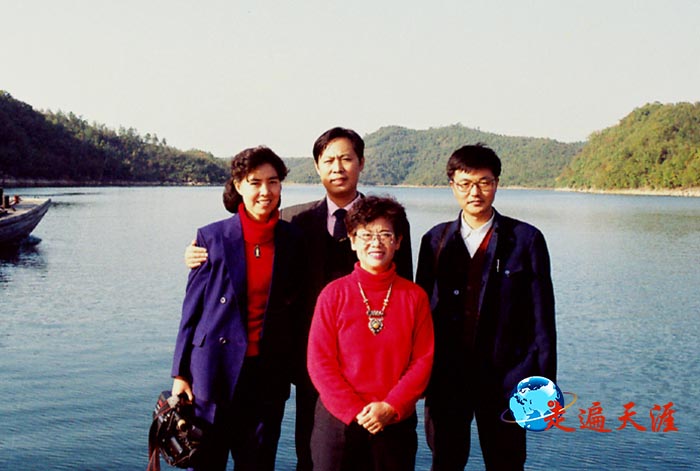 4 上世纪九十年代初，北京画家边保华（中）、书画家汪国新（左二）、作家郑桂兰（左一）、摄影家朱正明（右）在当阳三国古战场采风.JPG