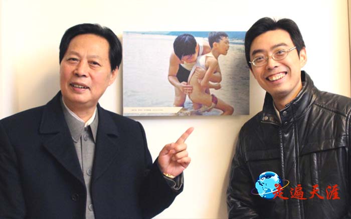 5 汪国新{左}在长江为汪汀(右)搓澡的图片,成为珍贵记忆.JPG