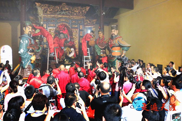 2 一年一度的关帝沐浴日,瑶家儿女为关老爷和周仓关平虔诚擦洗灰尘.JPG