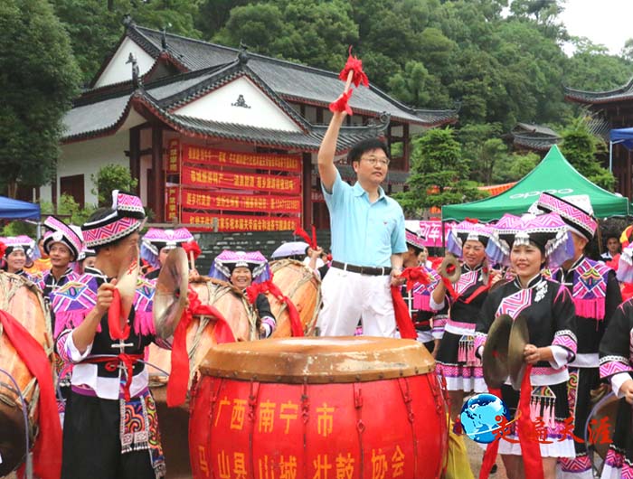 6 朱正明在恭城敲响瑶山大鼓,祝福瑶家儿女吉祥安康.jpg