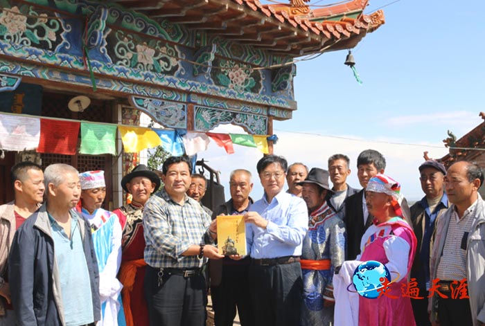 3 在十三敖包关帝庙前,朱正明向任福富会长赠送《走遍天下访关圣》专著.jpg