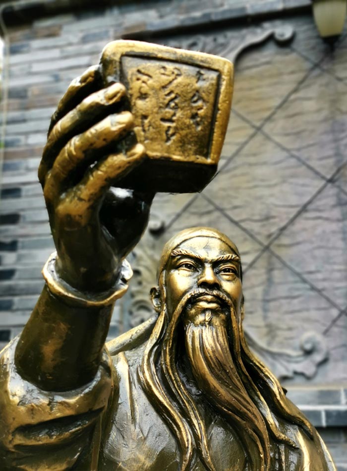 03 结义园内,关公高举酒樽迎接八方游人.jpg