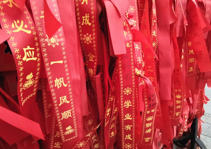 07 关公广场一侧,游客挂满了祈福祝愿条.jpg