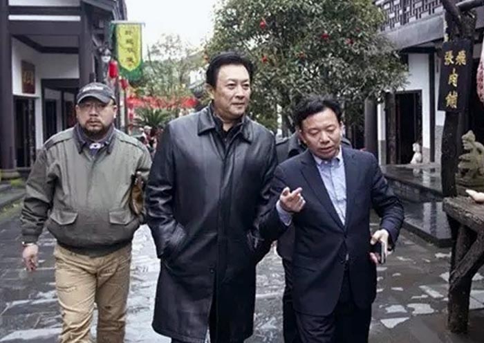 08 关山古镇董事长朱志明(右)陪同著名演员唐国强考察关山古镇.jpg