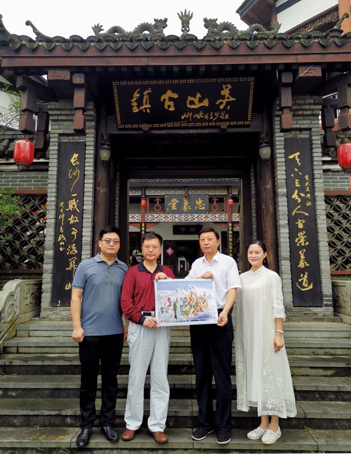 09 在关山古镇,朱正明(左二)向海南省委统战部副部长刘耿平(右二)赠送《五洲中华关帝,汇聚世界屋脊》作品。左为长沙关公会会长徐柏林,右为会长夫人蒋颖子.jpg