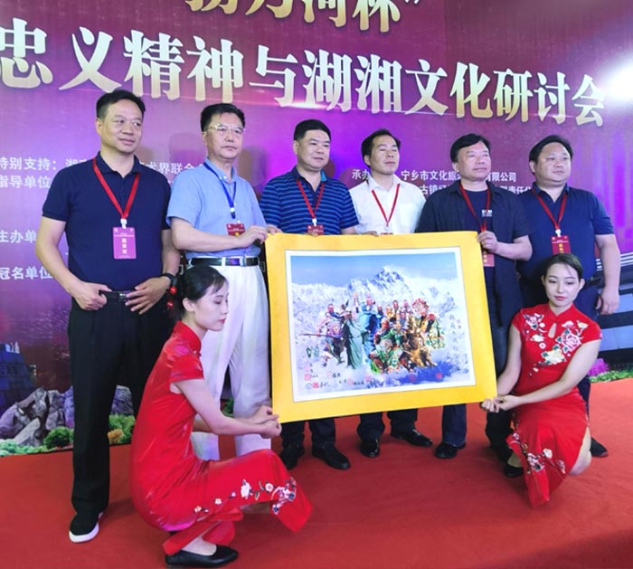 12 论坛现场,朱正明(左二)向关山古镇董事长朱志明(右二)赠送《五洲中华关帝 汇聚世界屋脊》大幅作品.jpg