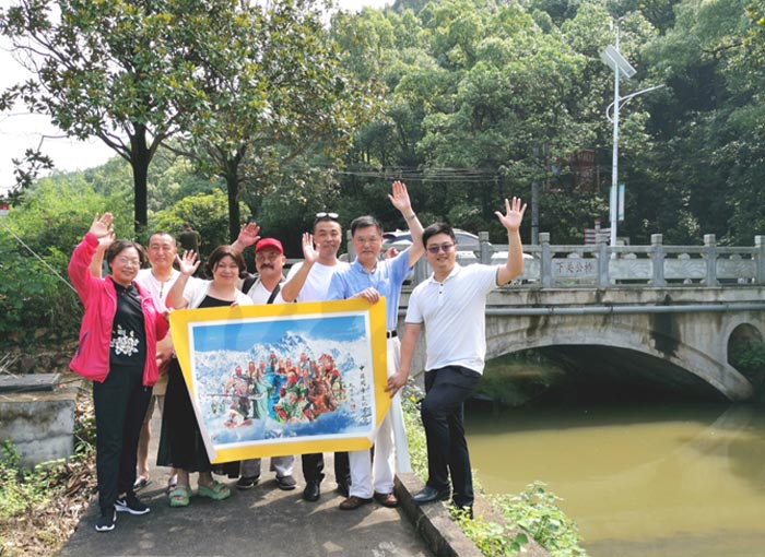 8 在关公桥头展示朱正明作品《五洲中华关帝 汇聚世界屋脊》。右起:湖南長沙關公會會長徐柏林、湖北省委統戰部前海外中心主任朱正明、山西关公故里关帝文化交流中心主任张枫、上海關公義學館館長彭允好、湖南省長沙關公會秘書長顏妮丹、新疆中鐵21局項目經理崔金秋、河南省洛陽關林管理處處長李春敏.jpg