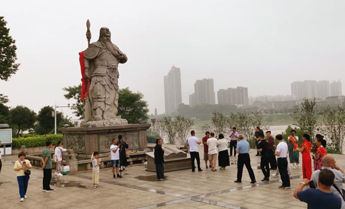 2 益阳古城头,矗立关公塑像.jpg