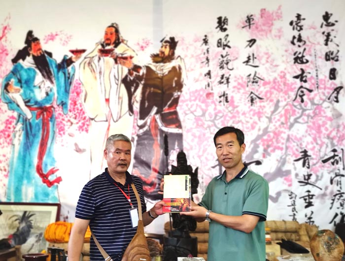 8 山西解州关帝祖庙文物管理所副所长郭波(右)与李学良会长互赠礼品.jpg