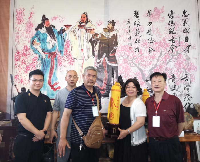 9 长沙关公会秘书长颜妮丹(右二)与李学良会长(右三)互赠礼品.jpg