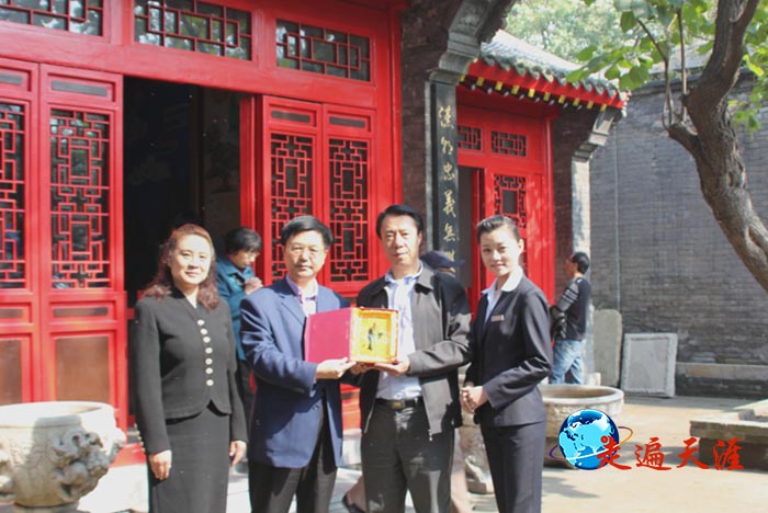 3 朱正明向张大帅府博物馆党委书记霍广军(右二)赠送关帝水晶像。左为沈阳德源集团董事长崔玉晶.JPG