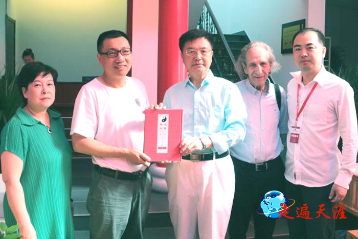 7 中国人民大学举办国际关公文化论坛,哲学院何建明博士(左二)向朱正明赠送新著《关帝藏》。右一为中国企业文化促进会创新发展文化专业委员会秘书长王银城,右二为法国远东学院研究院范华Patrice Fava,左一为国际洪门慈善总会荣誉总会长黄瑞蓉.jpg