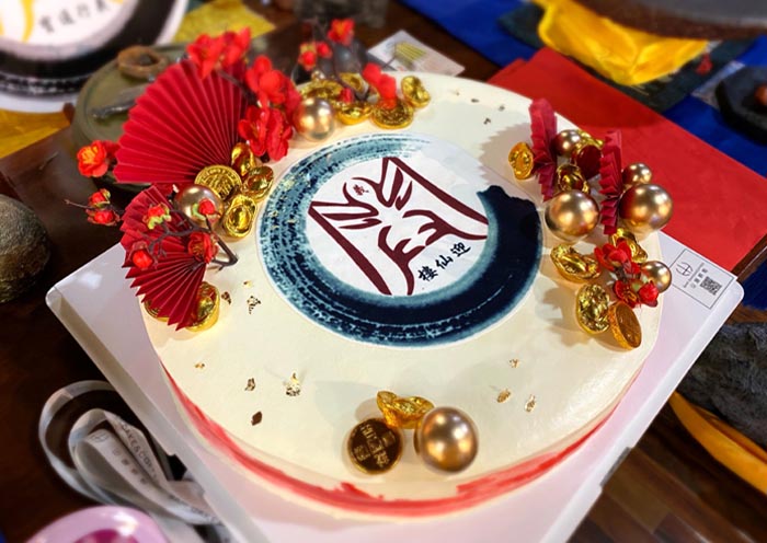 01 福建厦门迎仙楼关公会,为关帝诞辰制作了精美蛋糕,供奉在关帝像前.jpg