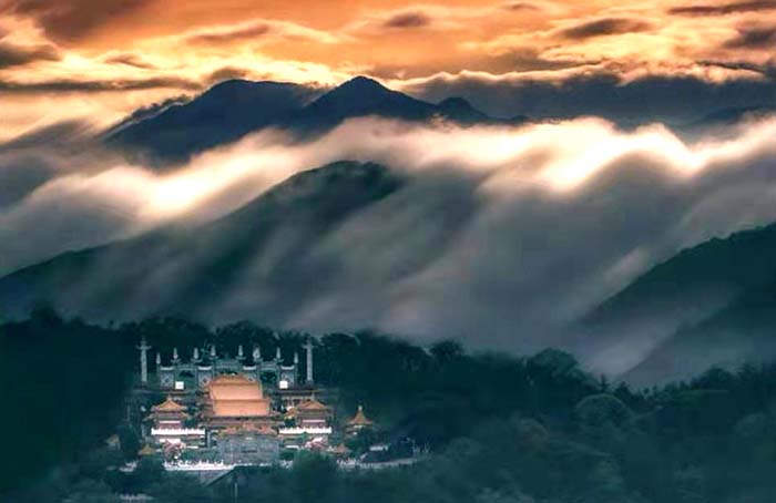 02 台湾日月潭文武庙在关帝诞辰前再现云瀑,如梦如幻,温馨壮观,被台湾摄影家蔡永义有幸拍摄.jpg