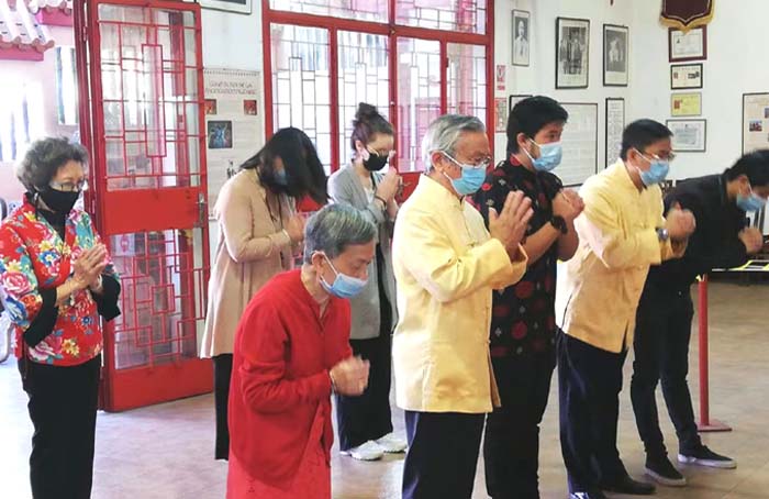 05 法國海外省留尼旺,华人侨领戴着口罩,在圣但尼关帝庙舉行关帝降生礼仪.jpg