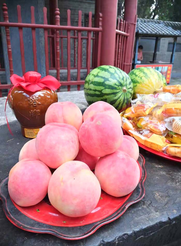 07 廣東沉香堂委托河南洛阳关林李陪先生,在關帝林前摆上供品,恭祝关帝诞辰.jpg