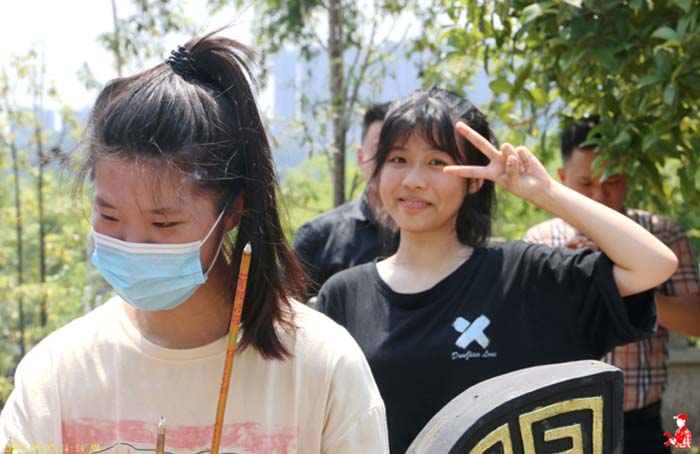 08 湖南长沙关公园祭拜关公。参与嘉宾有义坛坛主王协辉携家人,观山雅院红木董事长潘桂瀚夫妇,长沙义坛文化发展中心联合发起人、执行总裁黄永刚,湖南夏囯安艺术博物馆馆长夏国安,盛世牛人汇控股集团董事长丁铭,义坛生态农庄董事长张前军,长沙湖湘收藏家魏光明,湖南上品酒业有限公司董事长夏向武,湖南艾尔家环境舒适系统工程有限公司总经理张建国等.jpg