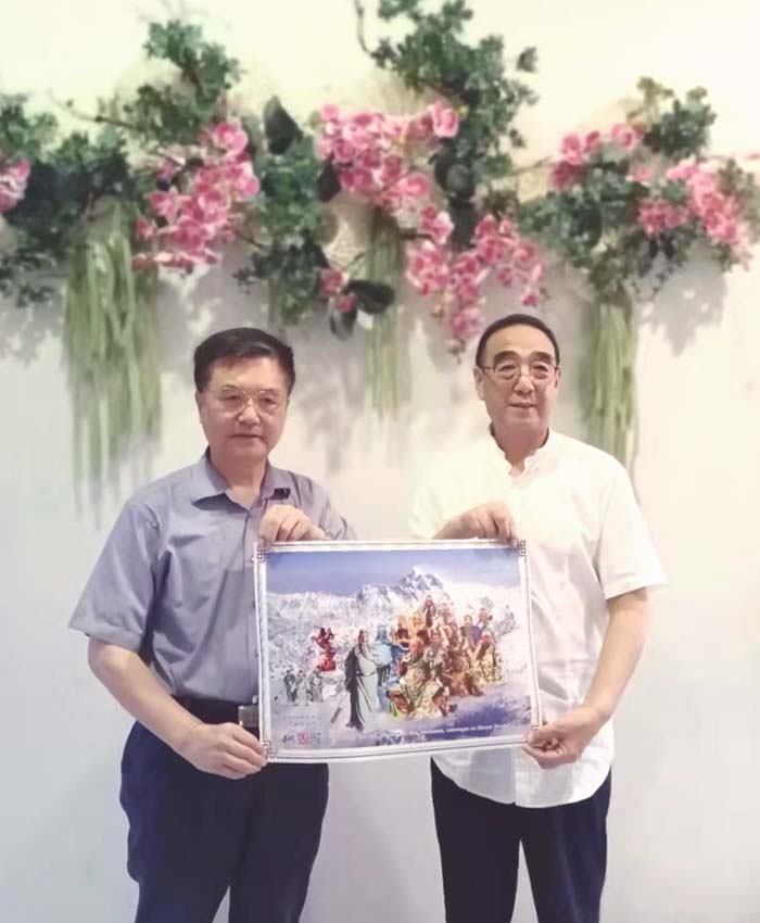 09 关帝诞辰前夕,文化学者朱正明在江城武汉向山西运城籍杨志伟将军(右)赠送《五洲中华关帝,汇聚世界屋脊》.jpg