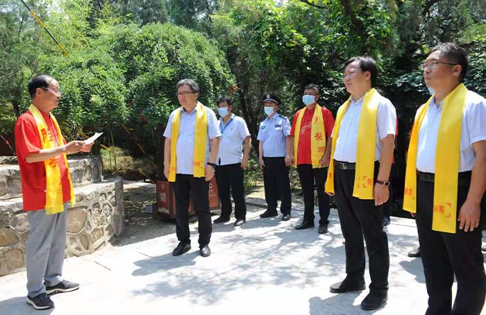 10 关帝诞辰之日,山西运城市关森柱(左)代表运城市关氏后裔联谊会,赴常平村关王故里为圣祖殿敬献楹联。运城市文物保护中心主任卫龙、解州关帝庙文物保护所所长付文元、解州祖庙管理公司董事长韩建宏等出席见证.jpg